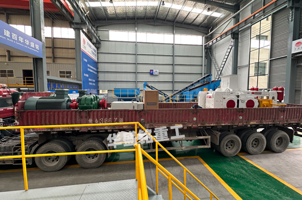 時產150-200t/hG1000x600型高壓輥磨機發(fā)貨現(xiàn)場 